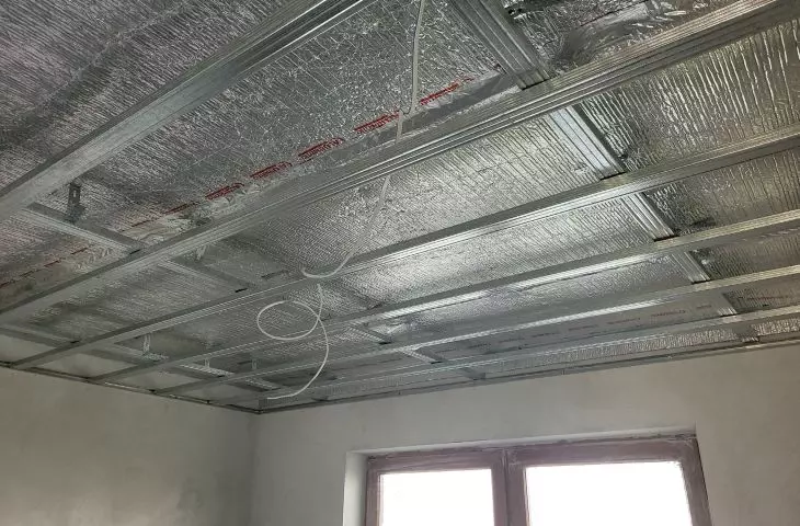 Professionally performed installation of attic insulation with Aluthermo ® QUATTRO insulation in a renovated office space