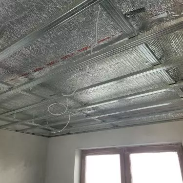 Professionally performed installation of attic insulation with Aluthermo ® QUATTRO insulation in a renovated office space