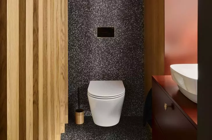 Maroon accents in the bathroom