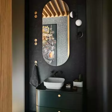 Children's bathroom combines green and yellow