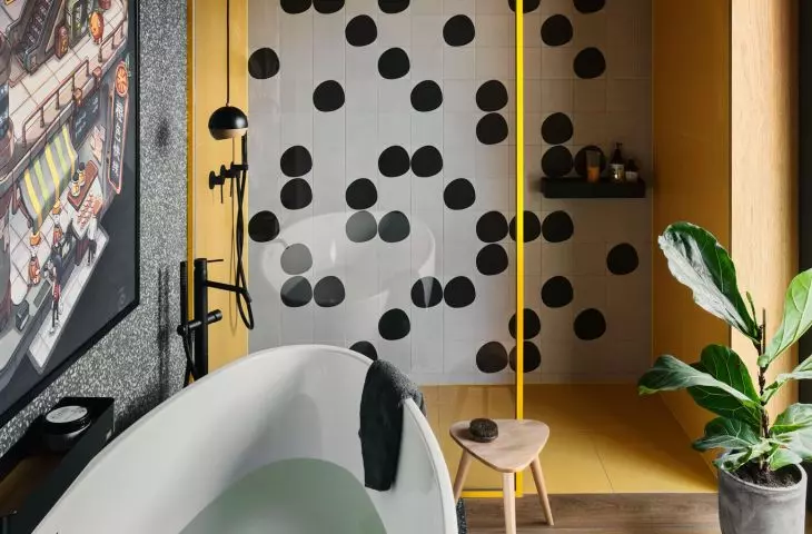 Above the bath is a graphic