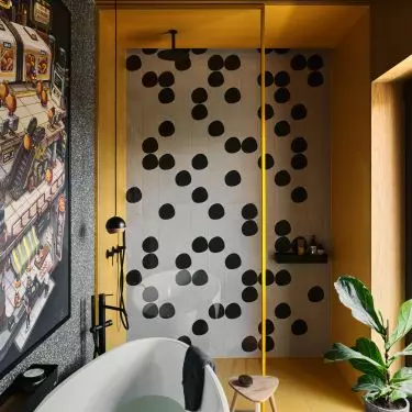 Above the bath is a graphic