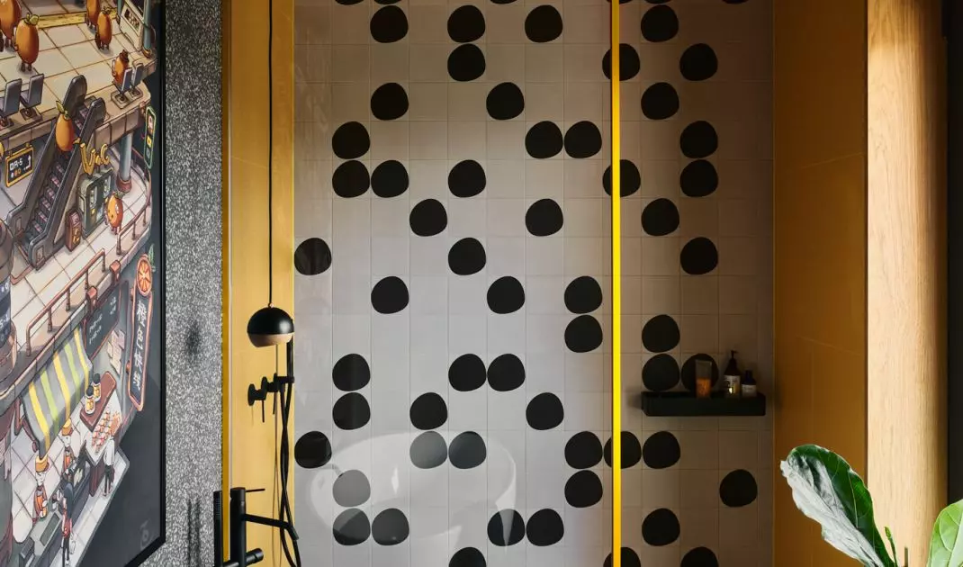 Above the bath is a graphic