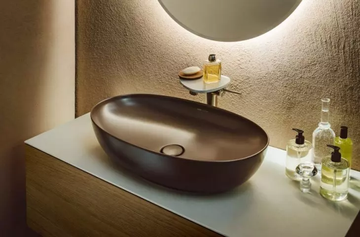 Matte black washbasin