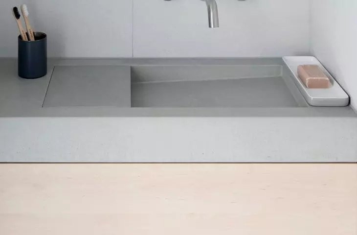 Umywalka z odpływem liniowym – z betonu architektonicznego