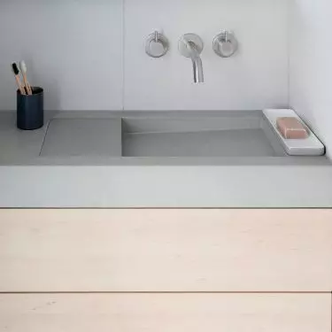 Washbasin with linear drain - made of architectural concrete