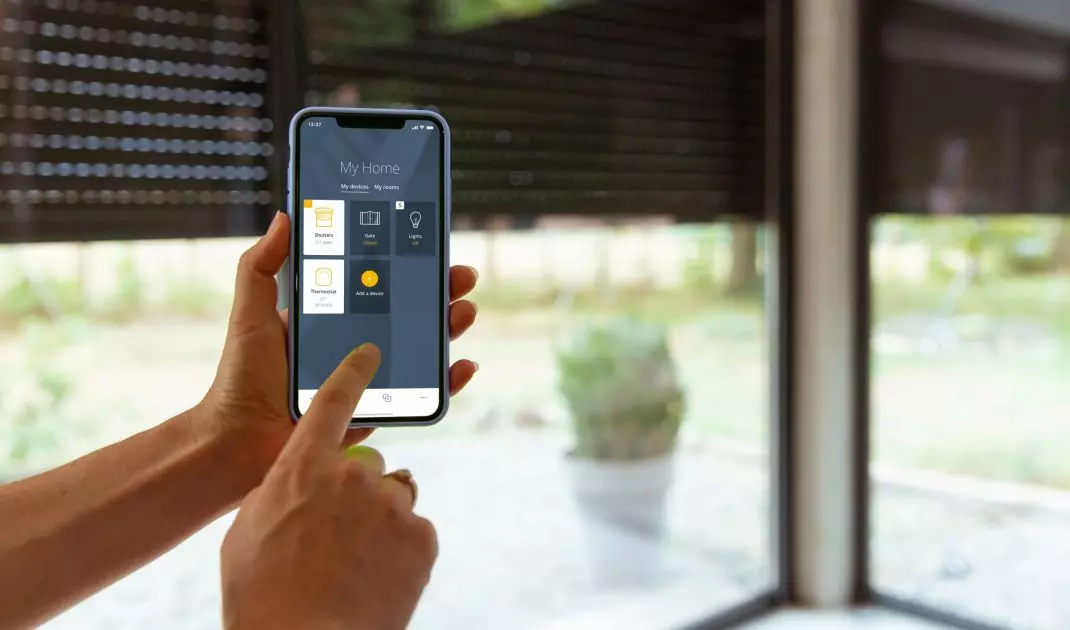 Exterior roller shutters with intelligent control