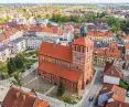 model slow city zakłada podnoszenie jakości życia mieszkańców miasta z dala od wielkomiejskiego zgiełku i pośpiechu; Bartoszyce są największym ośrodkiem w Polsce zrzeszonym w sieci Cittaslow