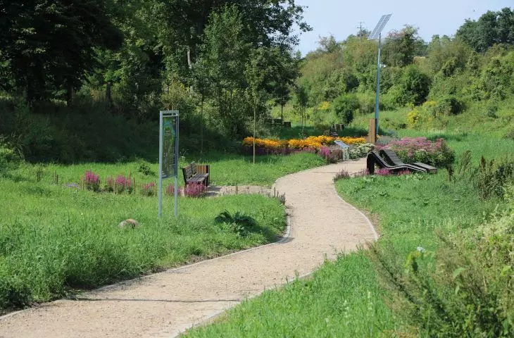 Model slow city może być łączony z innymi koncepcjami — m.in. miasta zielonego i przyjaznego środowisku. Ścieżka dydaktyczna nad Łyną w Sępopolu stanowi część programu edukacyjnego, a przy tym buduje wyższy komfort życia mieszkańców.