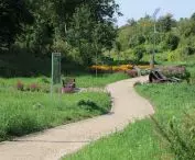 Model slow city może być łączony z innymi koncepcjami — m.in. miasta zielonego i przyjaznego środowisku. Ścieżka dydaktyczna nad Łyną w Sępopolu stanowi część programu edukacyjnego, a przy tym buduje wyższy komfort życia mieszkańców.