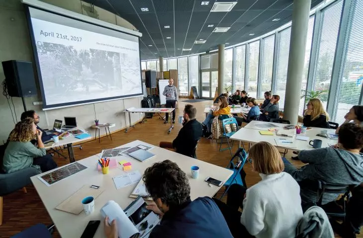 inteligentne miasto to nie tylko środowisko bazujące na nowych technologiach, to także miasto, które „uczy się” mieszkańców, na przykład w trakcie debat czy warsztatów; we wdrażaniu modelu smart city w Gdyni aktywny udział bierze UrbanLab Gdynia