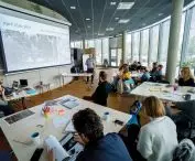 inteligentne miasto to nie tylko środowisko bazujące na nowych technologiach, to także miasto, które „uczy się” mieszkańców, na przykład w trakcie debat czy warsztatów; we wdrażaniu modelu smart city w Gdyni aktywny udział bierze UrbanLab Gdynia