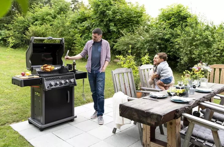 Grill gazowy Napoleona może być Twoją nowoczesną kuchnią zewnętrzną