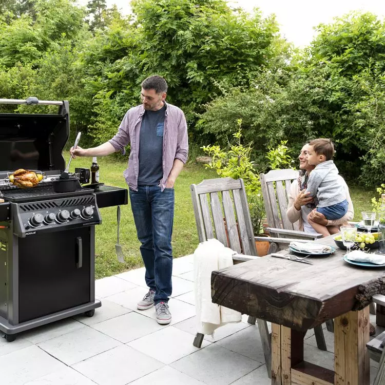 Grill gazowy Napoleona może być Twoją nowoczesną kuchnią zewnętrzną