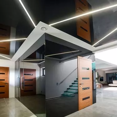 Reflective effect ceiling with LED strips