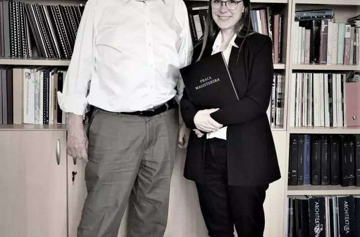Marta Macqueen wraz z promotorem dr hab. Pawłem Kirschke