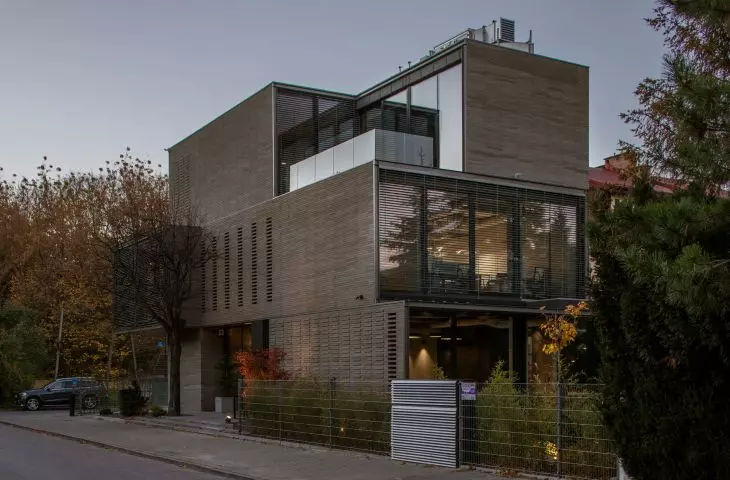 The massive mass and gray cement brick on the facade are a contemporary quote from Romuald Gutt's own house