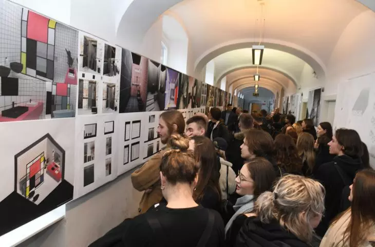 Liczni goście w trakcie wernisażu