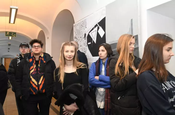 Studenci w trakcie wernisażu