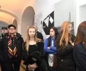 Studenci w trakcie wernisażu