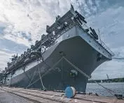 zacumowany w porcie USS Kearsarge widziany z przodu