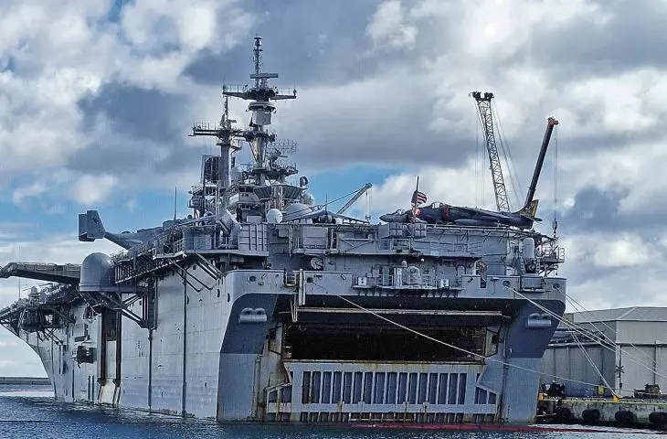 USS Kearsarge, na rufie rzuca się w oczy otwierana rampa: tędy wypływają jednostki desantu morskiego