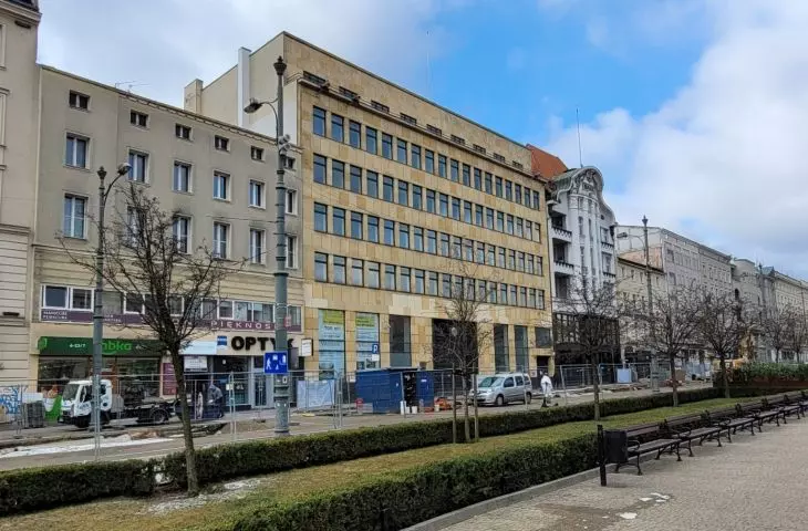 Wolności Square, Poznań, south frontage. In the middle, the former PKO BP bank, a 1937 building.