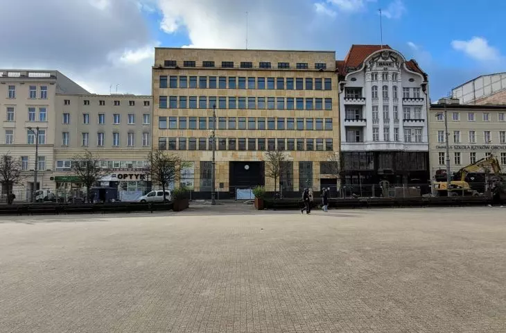 Wolności Square, Poznań, south frontage. In the middle, the former PKO BP bank, a 1937 building.