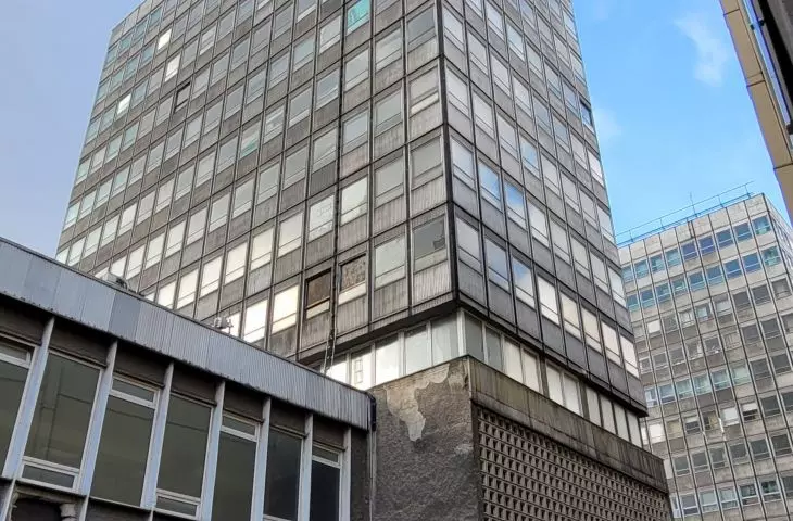 Wieżowiec kompleksu „Centrum” („Alfa”) przeznaczony na akademik, widok od tyłu, z ulicy Kantaka