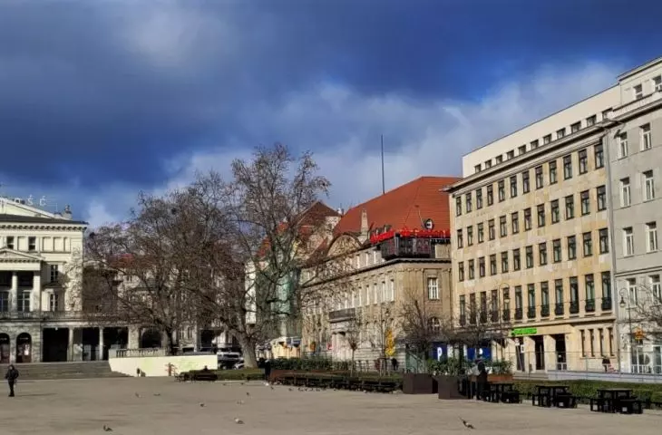 Plac Wolności, Poznań, pierzeja północna; drugi od prawej: dawny gmach BGK, 1937-42, przebudowa: 2021/2