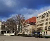 Plac Wolności, Poznań, pierzeja północna; drugi od prawej: dawny gmach BGK, 1937-42, przebudowa: 2021/2