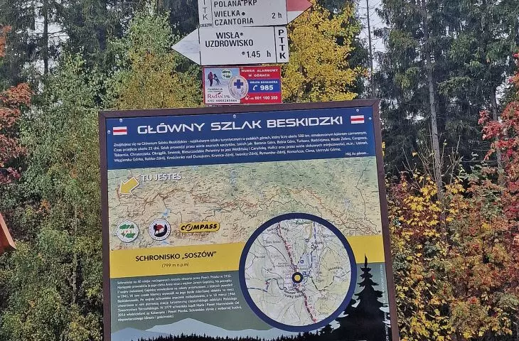 schronisko Soszów — przebiega tędy słynny GSB, czyli Główny Szlak Beskidzki; samo schronisko słynie z wyśmienitej kuchni i wspaniałej, gościnnej i podróżniczej atmosfery