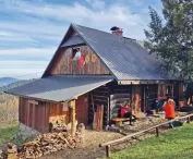 Chatka Adamy, czyli inaczej Studencki Schron Turystyczny Pod Solniskiem — uwaga, czynne tylko w weekendy! to być może najpiękniejsze wnętrze w Beskidach, a wszystko to dzięki Chatkowym z Politechniki Śląskiej w Gliwicach
