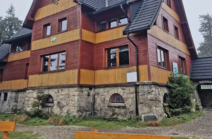  schronisko na Hali Rysiance — ławeczki z widokiem na Pilsko i na Tatry… widoki zależą od pogody, ale takie dziury w chmurach dostarczają jeszcze bardziej spektakularnych doznań 