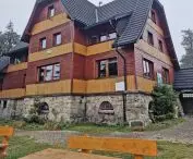  schronisko na Hali Rysiance — ławeczki z widokiem na Pilsko i na Tatry… widoki zależą od pogody, ale takie dziury w chmurach dostarczają jeszcze bardziej spektakularnych doznań 