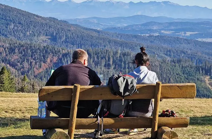  schronisko na Hali Rysiance — ławeczki z widokiem na Pilsko i na Tatry… widoki zależą od pogody, ale takie dziury w chmurach dostarczają jeszcze bardziej spektakularnych doznań 