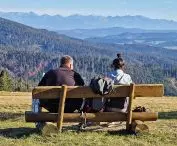  schronisko na Hali Rysiance — ławeczki z widokiem na Pilsko i na Tatry… widoki zależą od pogody, ale takie dziury w chmurach dostarczają jeszcze bardziej spektakularnych doznań 