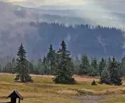  schronisko na Hali Rysiance — ławeczki z widokiem na Pilsko i na Tatry… widoki zależą od pogody, ale takie dziury w chmurach dostarczają jeszcze bardziej spektakularnych doznań 