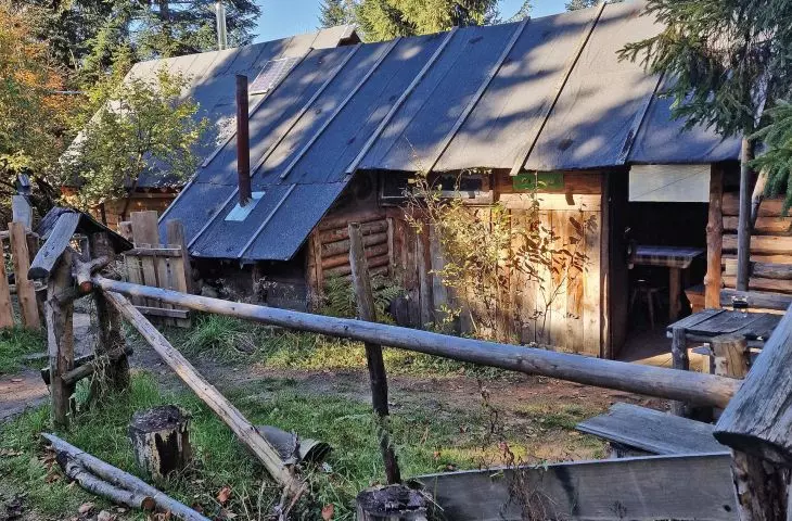 Baza Jaworzyna — jeden ze schronów z klimatem prosto z survivalowej Alaski — chata dla wędrowców, z piecem, zapasem drewna i materacami w sypialni