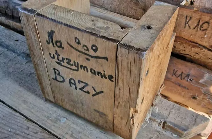 Baza Jaworzyna — jeden ze schronów z klimatem prosto z survivalowej Alaski — chata dla wędrowców, z piecem, zapasem drewna i materacami w sypialni