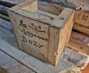 Baza Jaworzyna — jeden ze schronów z klimatem prosto z survivalowej Alaski — chata dla wędrowców, z piecem, zapasem drewna i materacami w sypialni