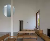 okrągły otwór łączy dwie główne przestrzenie