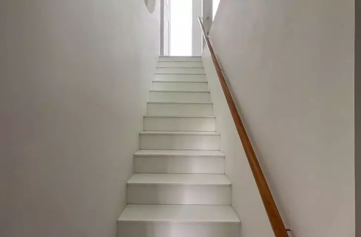 minimalistyczne, białe schody