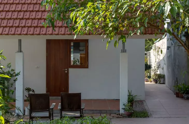 dach pokryty jest lokalną dachówką, dzięki niej oraz wielu warstwom izolacji zapewnia wewnątrz odpowiednią temperaturę