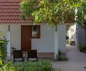 dach pokryty jest lokalną dachówką, dzięki niej oraz wielu warstwom izolacji zapewnia wewnątrz odpowiednią temperaturę