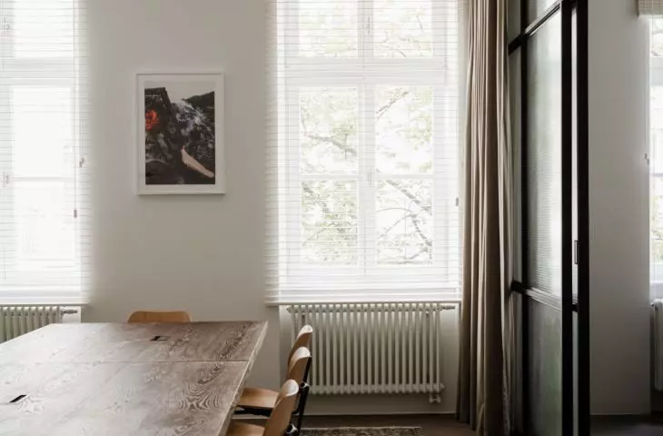 in the conference room there were placed curtains with good noise absorbing qualities