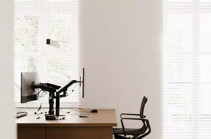 large desks are made to individual design, and ergonomic, airy armchairs provide high comfort at work