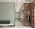 Nawiązując do historycznego charakteru budownictwa, we wnętrzu została odkryta cegła