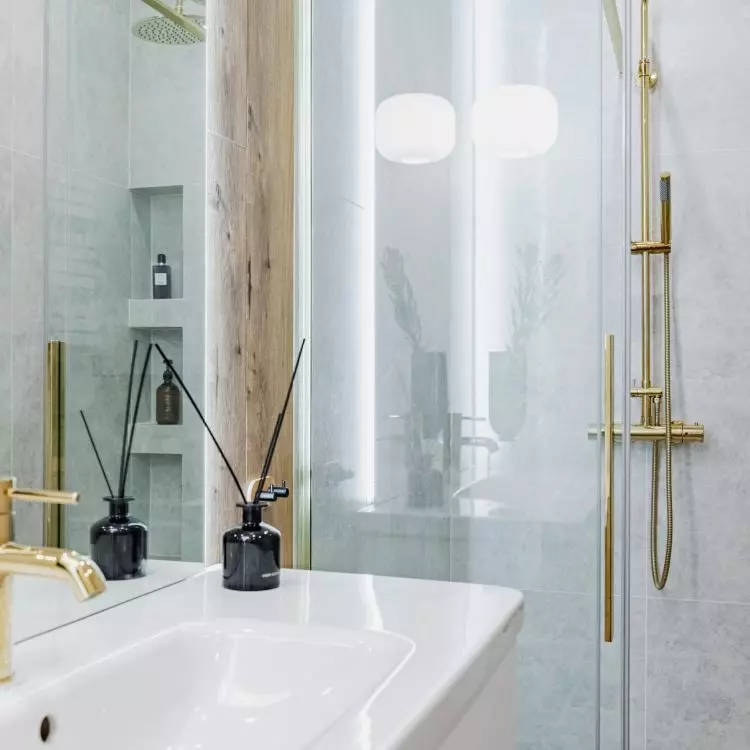White and wood are the basis of this arrangement