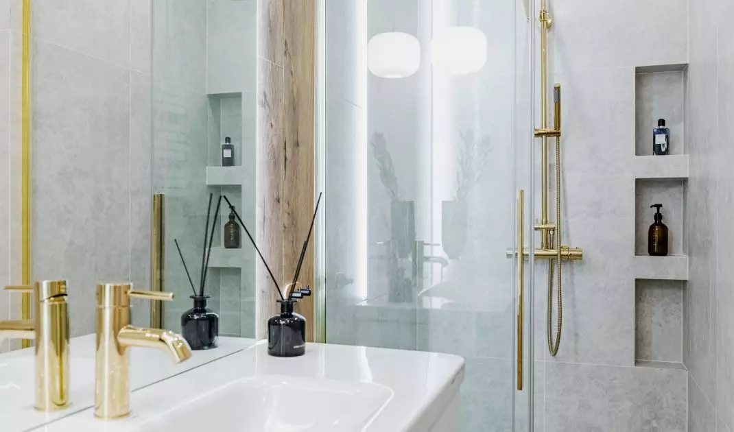 White and wood are the basis of this arrangement 